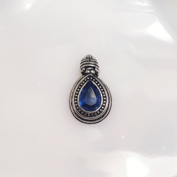 💍5/$15vintage style blue “gem” stone pendant - Picture 4 of 4